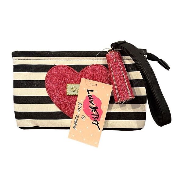 Betsey Johnson Wristlet Heart NWT - Picture 1 of 4